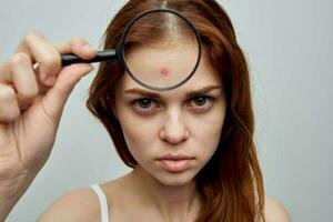 Frau mit ein Pickel auf das Gesicht Kosmetologie Studio foto