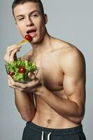 Mann Essen Salat gesund Essen Sport trainieren Vitamine Energie foto
