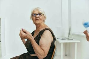 alt Frau beim das Arzt geplanter Termin Spritze Injektion Spaß foto