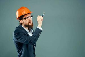 Mann im Orange passen schwer Hut Ingenieur Konstruktion Arbeit Lebensstil offiziell foto