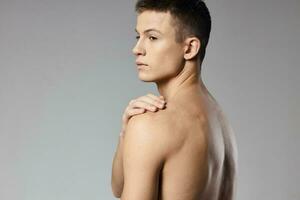 sportlich Männer muskulös Arm Muskeln nackt zurück grau Hintergrund Modell- zurück Aussicht foto
