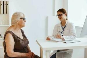 Alten Frau mit Brille Krankenhaus Untersuchung Gesundheit Beschwerde foto