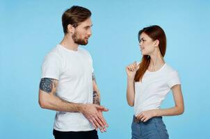 Mann und Frau im Weiß T-Shirts jung Paar chatten abgeschnitten Aussicht foto