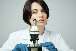 Frau Wissenschaftler Labor Mikroskop Biotechnologie Forschung foto