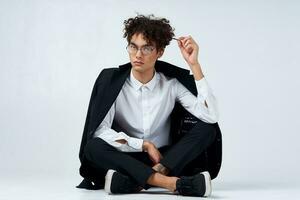 Geschäft Mann im passen schwarz Blazer Brille Mode Studio foto