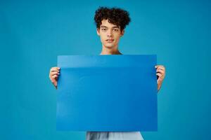 Mann mit lockig Haar Kopieren Raum Blau Attrappe, Lehrmodell, Simulation Poster foto