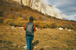 Frau mit Rucksack im Jacke Herbst Reise Berge foto