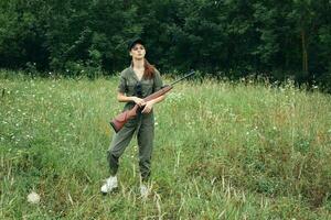 Frau mit Waffen im Hand, gehen durch das Feld frisch Luft schwarz Deckel foto