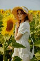 Frau mit Zöpfe im ein Weiß Kleid Gehen auf ein Feld von Sonnenblumen Landschaft foto