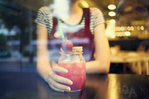 ziemlich Frau mit Brille Sitzung im ein Restaurant von ein Cocktail Einsamkeit Lebensstil foto