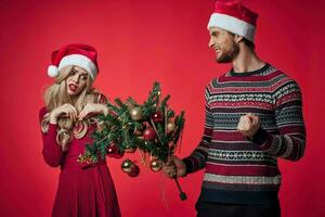 emotional Mann und Frau Weihnachten Urlaub Geschenke rot Hintergrund foto