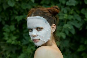 nett Frau Gesicht Maske Dermatologie Grün Blätter im das Hintergrund Modell- Porträt foto