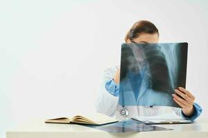 Radiologe im das Klinik Gesundheit Diagnose Röntgen foto