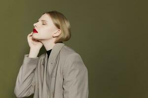 glamourös Frau mit rot Lippen Mantel hell bilden Studio Modell- unverändert foto
