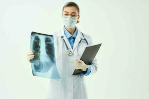 weiblich Arzt im Weiß Mäntel Medizin Krankenhaus Röntgenstrahlen Diagnose foto