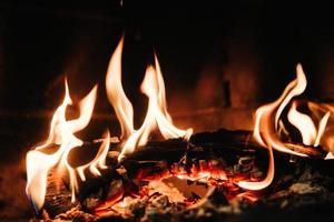 brennendes schwelendes Feuer in einem Steinkamin foto