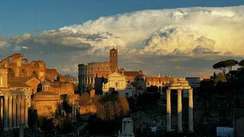 uralt Rom beim Sonnenuntergang, mit ein enorm Wolke im das Himmel foto