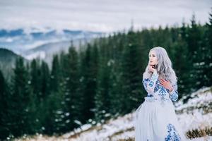 Braut in Weiß in den Bergen Karpaten foto