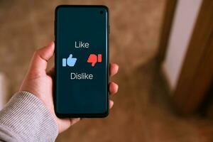 Frau verwenden Smartphone mit ein mögen und nicht gefallen Symbole auf Bildschirm. Sozial Medien Konzept. Feedback und Rezension. Internet von Dinge. foto