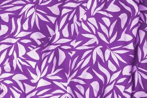lila Blumen- Stoff Muster zum Hintergrund und mit Kopieren Raum. schön Blumen- Design auf lila Bluse strukturiert. Jahrgang Design. schließen oben Foto. Sommer- Schwingungen. foto