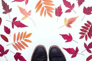 mehrfarbig Herbst Blätter Rahmen und Wildleder- Stiefel. Hallo, Herbst Konzept foto