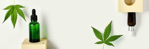 Banner mit Glas Flaschen mit cbd Öl und Cannabis Blätter auf abstrakt geometrisch Podien. Kosmetika cbd Öl Konzept foto