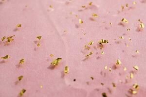 Gel mit Gold Partikel, selektiv Fokus. Schönheit Haut Pflege Produkt Nahansicht auf ein Rosa Hintergrund foto