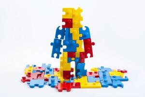 Welt Autismus Bewusstsein Tag. abstrakt Silhouette von ein Kind von bunt Rätsel. generativ ai Illustration foto