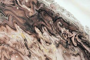Flüssigkeit Kunst Acryl malt. abstrakt Mischen braun, schwarz und Weiß Wellen. Flüssigkeit fließt Spritzer. Marmor bewirken Hintergrund oder Textur foto
