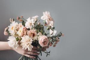 weiblich Hand hält schön Strauß von Dahlien und Chrysanthemen. Mütter Tag, Urlaub Dekor, Blume Lieferung Konzept. generativ ai Illustration foto