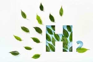 h2 Wasserstoff Symbol gemacht von Schnitt Papier und Grün Blätter auf Blau Hintergrund. emissionsfrei Biokraftstoffe Konzept foto