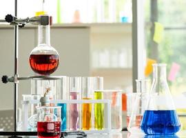 Laborarbeit chemische Prüfung medizinischer, farbiger Flüssigkeiten foto