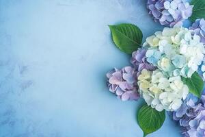 Frühling Hortensie Blumen Strauß auf Blau Pastell- Hintergrund oben Aussicht im eben legen Stil. generativ ai foto