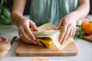 Frau Hände Verpackung ein gesund Sandwich im Bienenwachs Essen wickeln. generativ ai foto