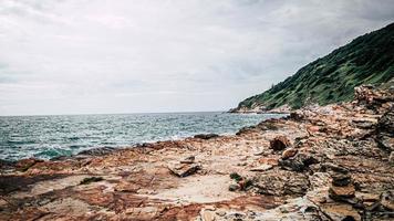 landschaftlich reizvolle geschichtete Felsen im blauen Meer