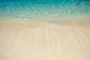 Welle des Aquameeres auf weißem Sand