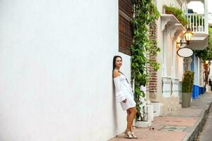 schön Frau beim das Straßen von das ummauert Stadt im Cartagena de Indien foto