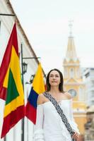 schön Frau Gehen um Cartagena de Indien Nächster zu das berühmt Uhr Turm foto