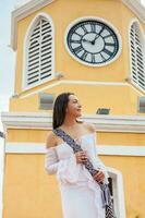 schön Frau Gehen um Cartagena de Indien Nächster zu das berühmt Uhr Turm foto