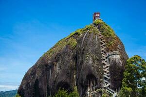 das berühmt piedra del Penol ein monolithisch Stein Berg gelegen beim das Stadt, Dorf von Guatape im das Region von antioquia im Kolumbien foto