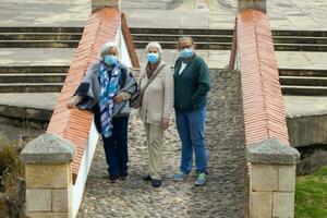 Gruppe von Frauen Reisen. das berühmt historisch Brücke von Boyaca im Kolumbien. das kolumbianisch Unabhängigkeit Schlacht von Boyaca dauerte Platz Hier auf August 7, 1819. foto