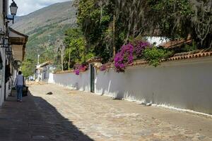 schön Straßen und Fassaden von das historisch Häuser von Villa de leyva Stadt gelegen auf das Boyaca Abteilung im Kolumbien foto