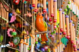 schön handgemacht Wind Glockenspiel gemacht von Lehm beim das klein Stadt, Dorf von Raquira ebenfalls bekannt wie das Stadt von Töpfe im Kolumbien foto