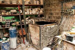 Keramik auf das Ausarbeitung Prozess beim ein traditionell Fabrik beim das klein Stadt von Raquira im Kolumbien foto