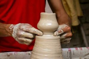 Mann Herstellung Keramik Artikel auf das Töpfer Rad im ein traditionell Fabrik im das Stadt von Raquira gelegen im das Abteilung von cundinamarca im Kolumbien foto