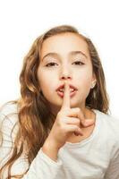jung Mädchen mit halten Finger auf ihr Lippen auf Stille Geste isoliert auf Weiß Hintergrund foto