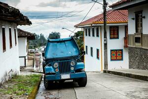 traditionell Offroad Fahrzeug geparkt beim ein schön Straße im das klein Stadt, Dorf von Salento gelegen beim das Region von quindio im Kolumbien foto