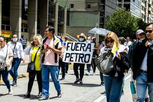 Bogotá, Kolumbien, 2022. friedlich Protest Märsche im Bogota Kolumbien gegen das Regierung von gustavo Petro. foto