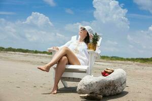 Frau entspannend beim ein paradiesisch tropisch Strand im ein schön sonnig Tag foto