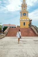 schön Frau Gehen um Cartagena de Indien Nächster zu das berühmt Uhr Turm foto